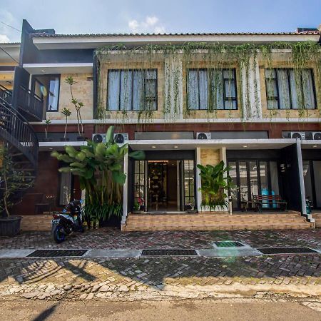 Hotel Casa Ts 16 à Malang Extérieur photo
