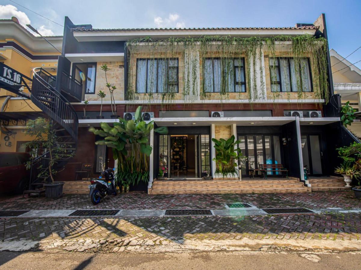 Hotel Casa Ts 16 à Malang Extérieur photo